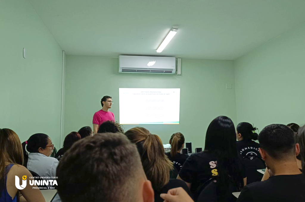 Experiência no LACEN/CE conecta teoria à prática para alunos de Biomedicina do UNINTA EaD